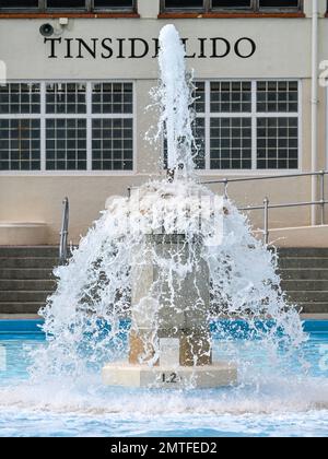 Öffentlicher Außenpool Tinside Lido, Plymouth Hoe, Devon. Urheberrechtlich geschütztes Foto von Paul Slater Images Ltd – Tel. 07512838472. Stockfoto