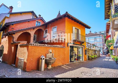 Historische Häuser mit kleinen Cafés, Geschäften, Hotels in der Altstadt von Ascona, Schweiz Stockfoto
