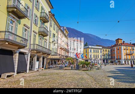 Die Stadthäuser, Geschäfte und Restaurants am Piazza Grande Platz, in der Altstadt von Locarno, Schweiz Stockfoto