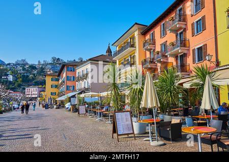 Die elegante Vintage-Architektur der Piazza Giuseppe Motta befindet sich am Ufer des Lago Maggiore in Ascona, Schweiz Stockfoto