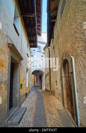 Genießen Sie einen Spaziergang im mittelalterlichen Dorf Ronco Sopra Ascona mit engen, geschwungenen Straßen und historischen Häusern in der Schweiz Stockfoto