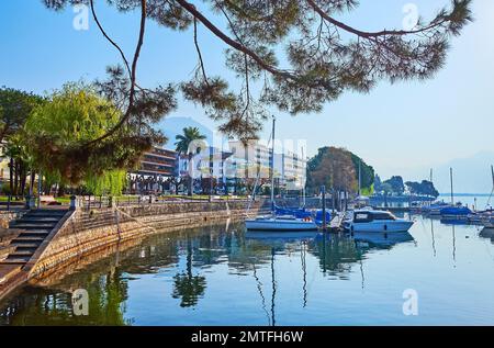 Die Werften mit festsitzenden Booten und kleinen Segelyachten auf dem Lago Maggiore, Locarno, Schweiz Stockfoto