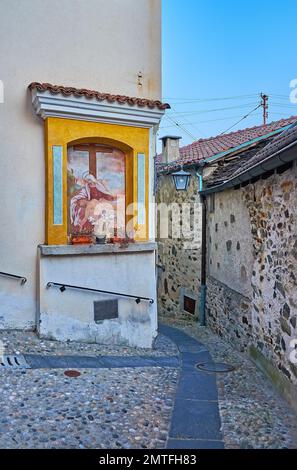 Die kleine Kapelle auf der Straße von Ronco Sopra Ascona mit Pieta Fresco in Nische an der Wand, Tessin, Schweiz Stockfoto