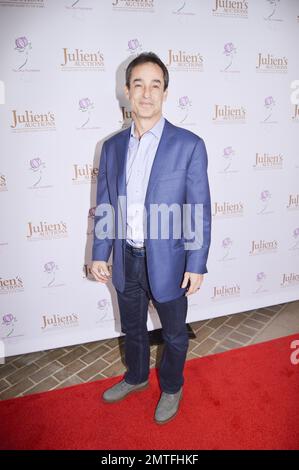 Michael Braunstein bei der Ringo Starr und Barbara Bach Auktion für Julien's Auctions in Beverly Hills, Kalifornien. Die beiden verkaufen Artikel aus ihren Häusern in London, Beverly Hills und Monaco, um der Wohltätigkeitsgruppe, der Lotus Foundation, zu helfen. 1. Dezember 2015. Stockfoto