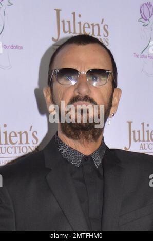 Ringo Starr bei der Ringo Starr und Barbara Bach Auktion für Julien's Auktionen in Beverly Hills, Kalifornien. Die beiden verkaufen Artikel aus ihren Häusern in London, Beverly Hills und Monaco, um der Wohltätigkeitsgruppe, der Lotus Foundation, zu helfen. 1. Dezember 2015. Stockfoto