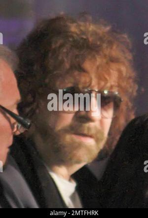 Jeff Lynne geht nach dem Besuch von Ringo Starr, von den Beatles, und bekommt seinen Stern (die 01.) auf dem Hollywood Walk of Fame in Hollywood, Kalifornien. 2/8/10. . Stockfoto