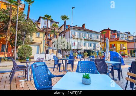 Die gemütliche Außenterrasse des kleinen Restaurants am Lago Maggiore, Locarno, Schweiz Stockfoto