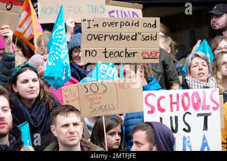 Gloucester, Gloucestershire, Vereinigtes Königreich – Mittwoch, 1. Februar 2023 – Lehrer und Mitglieder der National Education Union ( NEU ) ergreifen Streikmaßnahmen in ganz England und Wales und beteiligen sich an einem Protest im Stadtzentrum von Gloucester, wobei einige Schulen geschlossen und andere nur teilweise geöffnet sind. Foto Steven May/Alamy Live News Stockfoto