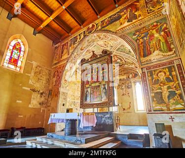 ASCONA, SCHWEIZ - 28. MÄRZ 2022: Mittelalterliche Fresken und kunstvoller Hauptaltar der Kirche Santa Maria della Misericordia, am 28. März in Ascona Stockfoto