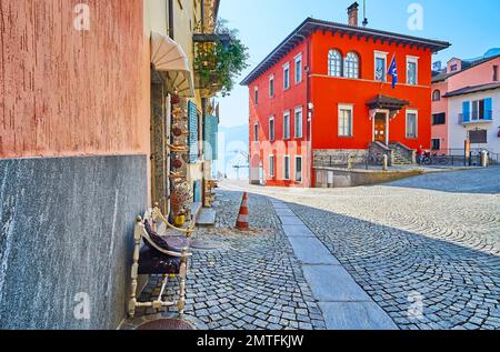 Historische Häuser und rotes Haus des Rathauses von Ascona von der Piazza San Pietro, Schweiz Stockfoto