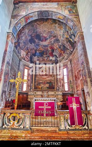 ASCONA, SCHWEIZ - 28. MÄRZ 2022: St. Peter und St. Paul Kirche, dekoriert mit wunderschönen Fresken und Stuck, am 28. März in Ascona Stockfoto