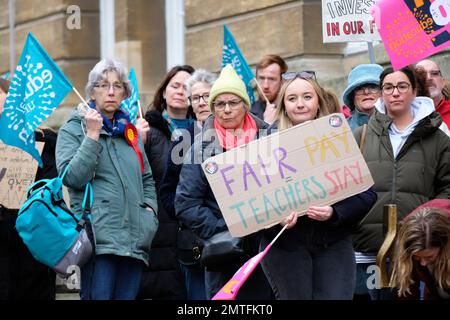 Gloucester, Gloucestershire, Vereinigtes Königreich – Mittwoch, 1. Februar 2023 – Lehrer und Mitglieder der National Education Union ( NEU ) ergreifen Streikmaßnahmen in ganz England und Wales und beteiligen sich an einem Protest im Stadtzentrum von Gloucester, wobei einige Schulen geschlossen und andere nur teilweise geöffnet sind. Foto Steven May/Alamy Live News Stockfoto