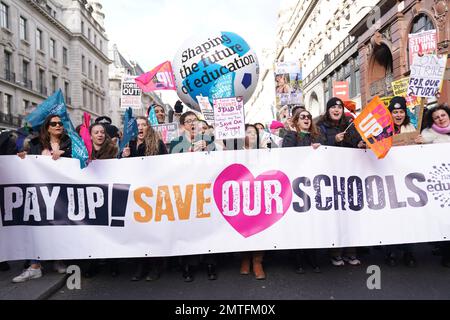 Mary Bousted (Zentrum), gemeinsame Generalsekretärin der Nationalen Bildungsunion, schließt sich streikenden Mitgliedern und Anhängern auf einem marsch von Portland Place nach Westminster an, wo sie eine Kundgebung gegen die umstrittenen Pläne der Regierung für ein neues Gesetz über Mindestdienstleistungsniveaus während Streiks abhalten werden. Bilddatum: Mittwoch, 1. Februar 2023. Stockfoto