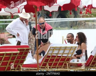 Rita Ora Lounges am Pool in einem brandneuen Hotel in Miami, Florida. Rita wurde während des Urlaubs von ihrer Schwester begleitet und der Hotelbesitzer kam heraus, um sie persönlich zu begrüßen. 3. Januar 2016. Stockfoto