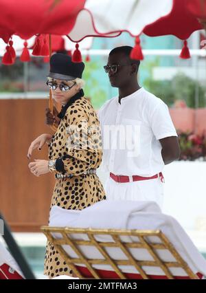 Rita Ora Lounges am Pool in einem brandneuen Hotel in Miami, Florida. Rita wurde während des Urlaubs von ihrer Schwester begleitet und der Hotelbesitzer kam heraus, um sie persönlich zu begrüßen. 3. Januar 2016. Stockfoto