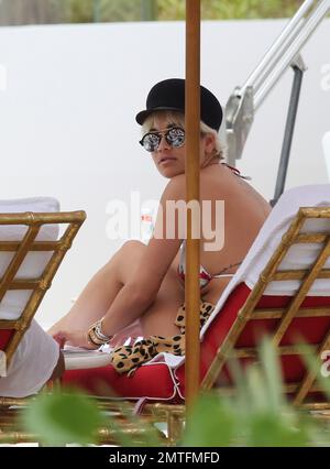 Rita Ora Lounges am Pool in einem brandneuen Hotel in Miami, Florida. Rita wurde während des Urlaubs von ihrer Schwester begleitet und der Hotelbesitzer kam heraus, um sie persönlich zu begrüßen. 3. Januar 2016. Stockfoto
