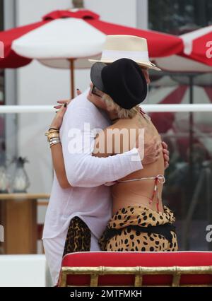 Rita Ora Lounges am Pool in einem brandneuen Hotel in Miami, Florida. Rita wurde während des Urlaubs von ihrer Schwester begleitet und der Hotelbesitzer kam heraus, um sie persönlich zu begrüßen. 3. Januar 2016. Stockfoto