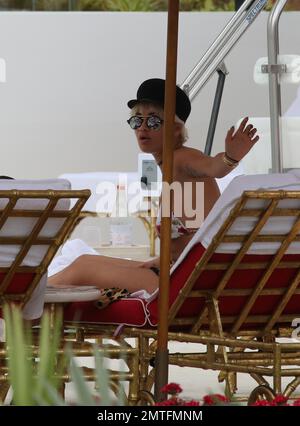 Rita Ora Lounges am Pool in einem brandneuen Hotel in Miami, Florida. Rita wurde während des Urlaubs von ihrer Schwester begleitet und der Hotelbesitzer kam heraus, um sie persönlich zu begrüßen. 3. Januar 2016. Stockfoto