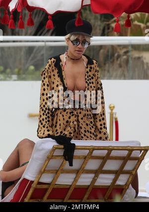 Rita Ora Lounges am Pool in einem brandneuen Hotel in Miami, Florida. Rita wurde während des Urlaubs von ihrer Schwester begleitet und der Hotelbesitzer kam heraus, um sie persönlich zu begrüßen. 3. Januar 2016. Stockfoto