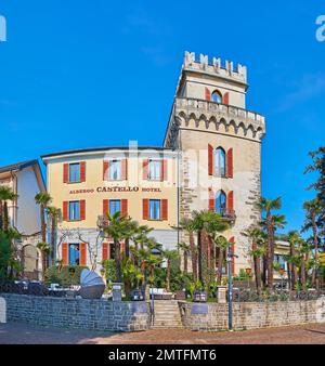 ASCONA, SCHWEIZ - 28. MÄRZ 2022: Das alte Gebäude des Castello Hotels, umgeben von einem Garten am Ufer des Lago Maggiore auf der Piazza Giuseppe M. Stockfoto