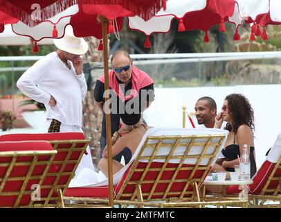 Rita Ora Lounges am Pool in einem brandneuen Hotel in Miami, Florida. Rita wurde während des Urlaubs von ihrer Schwester begleitet und der Hotelbesitzer kam heraus, um sie persönlich zu begrüßen. 3. Januar 2016. Stockfoto