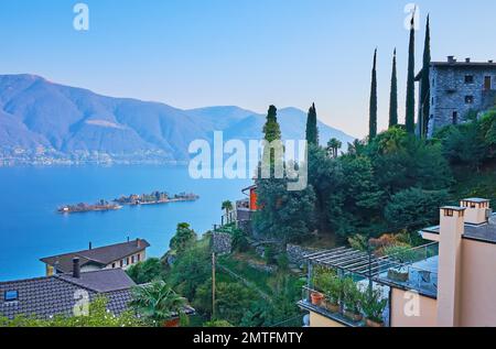 Üppig grüne Gärten von Ronco sopra Ascona gegen die Brissago-Inseln und den Lago Maggiore, Schweiz Stockfoto