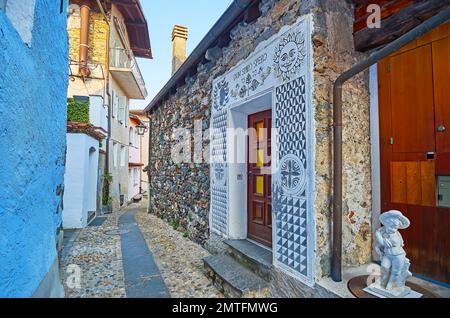 Die schmale Straße von Ronco sopra Ascona mit Blick auf die Sgraffito-Dekoration der Hausmauer, Schweiz Stockfoto