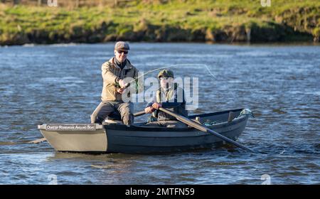 Kelso, River Tweed, Scottish Borders, Schottland, Großbritannien. Offizielle Eröffnung der Lachs-Fangsaison River Tweed 2023. In Kelso an der schottischen Grenze. Der schwedische Angler Kent Håkansson besetzt die erste Linie der Fangsaison für den River Tweed Lachs in Kelso, wo die River Tweed Commission seit über 30 Jahren die erste offizielle Eröffnung der Saison an den schottischen Grenzen veranstaltete. Der Tweed ist der produktivste Lachsfluss in Großbritannien und zieht Angler aus der ganzen Welt an. Medienmitteilung 1. Februar 2023 River Tweed Lachs Fischsaison offiziell eröffnet in K Stockfoto