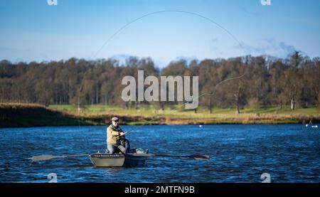 Kelso, River Tweed, Scottish Borders, Schottland, Großbritannien. Offizielle Eröffnung der Lachs-Fangsaison River Tweed 2023. In Kelso an der schottischen Grenze. Der schwedische Angler Kent Håkansson besetzt die erste Linie der Fangsaison für den River Tweed Lachs in Kelso, wo die River Tweed Commission seit über 30 Jahren die erste offizielle Eröffnung der Saison an den schottischen Grenzen veranstaltete. Der Tweed ist der produktivste Lachsfluss in Großbritannien und zieht Angler aus der ganzen Welt an. Medienmitteilung 1. Februar 2023 River Tweed Lachs Fischsaison offiziell eröffnet in K Stockfoto