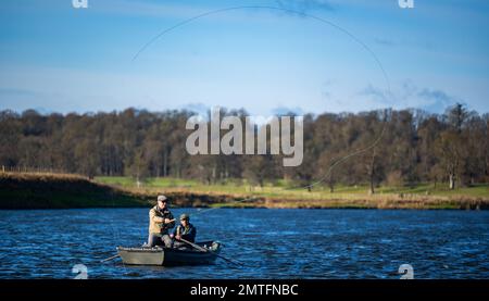 Kelso, River Tweed, Scottish Borders, Schottland, Großbritannien. Offizielle Eröffnung der Lachs-Fangsaison River Tweed 2023. In Kelso an der schottischen Grenze. Der schwedische Angler Kent Håkansson besetzt die erste Linie der Fangsaison für den River Tweed Lachs in Kelso, wo die River Tweed Commission seit über 30 Jahren die erste offizielle Eröffnung der Saison an den schottischen Grenzen veranstaltete. Der Tweed ist der produktivste Lachsfluss in Großbritannien und zieht Angler aus der ganzen Welt an. Medienmitteilung 1. Februar 2023 River Tweed Lachs Fischsaison offiziell eröffnet in K Stockfoto