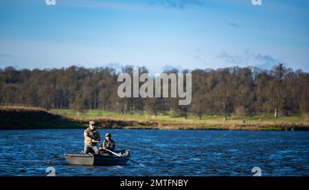 Kelso, River Tweed, Scottish Borders, Schottland, Großbritannien. Offizielle Eröffnung der Lachs-Fangsaison River Tweed 2023. In Kelso an der schottischen Grenze. Der schwedische Angler Kent Håkansson besetzt die erste Linie der Fangsaison für den River Tweed Lachs in Kelso, wo die River Tweed Commission seit über 30 Jahren die erste offizielle Eröffnung der Saison an den schottischen Grenzen veranstaltete. Der Tweed ist der produktivste Lachsfluss in Großbritannien und zieht Angler aus der ganzen Welt an. Medienmitteilung 1. Februar 2023 River Tweed Lachs Fischsaison offiziell eröffnet in K Stockfoto