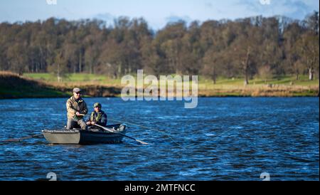 Kelso, River Tweed, Scottish Borders, Schottland, Großbritannien. Offizielle Eröffnung der Lachs-Fangsaison River Tweed 2023. In Kelso an der schottischen Grenze. Der schwedische Angler Kent Håkansson besetzt die erste Linie der Fangsaison für den River Tweed Lachs in Kelso, wo die River Tweed Commission seit über 30 Jahren die erste offizielle Eröffnung der Saison an den schottischen Grenzen veranstaltete. Der Tweed ist der produktivste Lachsfluss in Großbritannien und zieht Angler aus der ganzen Welt an. Medienmitteilung 1. Februar 2023 River Tweed Lachs Fischsaison offiziell eröffnet in K Stockfoto