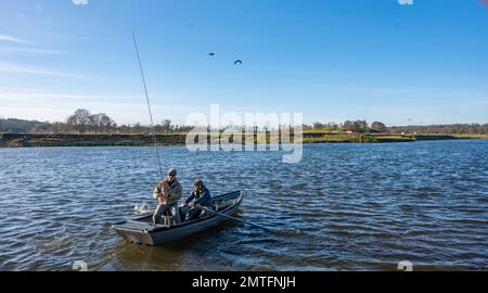 Kelso, River Tweed, Scottish Borders, Schottland, Großbritannien. Offizielle Eröffnung der Lachs-Fangsaison River Tweed 2023. In Kelso an der schottischen Grenze. Der schwedische Angler Kent Håkansson besetzt die erste Linie der Fangsaison für den River Tweed Lachs in Kelso, wo die River Tweed Commission seit über 30 Jahren die erste offizielle Eröffnung der Saison an den schottischen Grenzen veranstaltete. Der Tweed ist der produktivste Lachsfluss in Großbritannien und zieht Angler aus der ganzen Welt an. Medienmitteilung 1. Februar 2023 River Tweed Lachs Fischsaison offiziell eröffnet in K Stockfoto