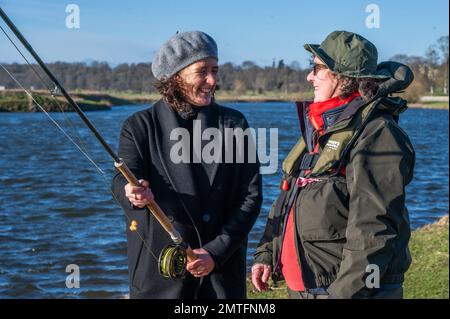 . Kelso, River Tweed, Scottish Borders, Schottland, Großbritannien. Offizielle Eröffnung der Lachs-Fangsaison River Tweed 2023. In Kelso an der schottischen Grenze. Mairi Gougeon MSP, Kabinettssekretär der schottischen Regierung für Angelegenheiten des ländlichen Raums und Inseln, schließt sich Angler Sam Mutters zur offiziellen Eröffnung der Lachsfangsaison 2023 des Flusses an. Der Tweed ist der produktivste Lachsfluss im Vereinigten Königreich, zieht Angler aus aller Welt an und trägt jährlich rund £24 Millionen Euro zur lokalen Wirtschaft bei. Medienmitteilung 1. Februar 2023 River Tweed Lachs Fishing Season Offi Stockfoto