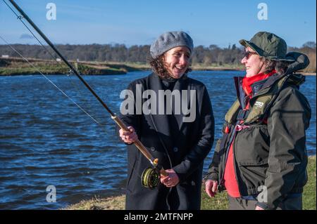 . Kelso, River Tweed, Scottish Borders, Schottland, Großbritannien. Offizielle Eröffnung der Lachs-Fangsaison River Tweed 2023. In Kelso an der schottischen Grenze. Mairi Gougeon MSP, Kabinettssekretär der schottischen Regierung für Angelegenheiten des ländlichen Raums und Inseln, schließt sich Angler Sam Mutters zur offiziellen Eröffnung der Lachsfangsaison 2023 des Flusses an. Der Tweed ist der produktivste Lachsfluss im Vereinigten Königreich, zieht Angler aus aller Welt an und trägt jährlich rund £24 Millionen Euro zur lokalen Wirtschaft bei. Medienmitteilung 1. Februar 2023 River Tweed Lachs Fishing Season Offi Stockfoto