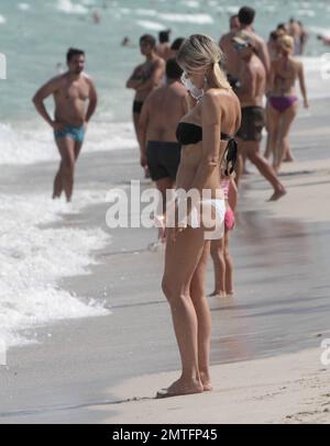 Die italienische Schauspielerin Rita Rusic sah sich in Miami Beach entspannen und trug einen knappen Bikini. Miami, Florida 21. August 2011. Stockfoto