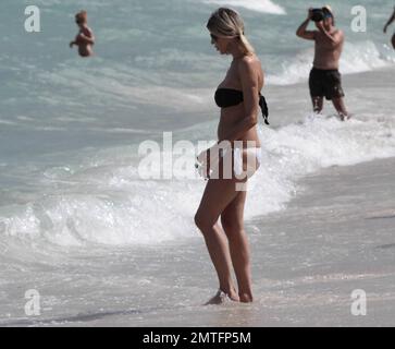 Die italienische Schauspielerin Rita Rusic sah sich in Miami Beach entspannen und trug einen knappen Bikini. Miami, Florida 21. August 2011. Stockfoto