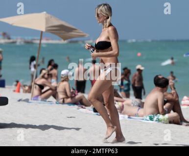 Die italienische Schauspielerin Rita Rusic sah sich in Miami Beach entspannen und trug einen knappen Bikini. Miami, Florida 21. August 2011. Stockfoto