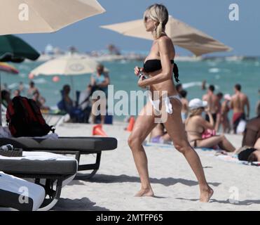 Die italienische Schauspielerin Rita Rusic sah sich in Miami Beach entspannen und trug einen knappen Bikini. Miami, Florida 21. August 2011. Stockfoto