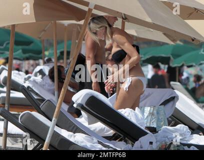 Die italienische Schauspielerin Rita Rusic sah sich in Miami Beach entspannen und trug einen knappen Bikini. Miami, Florida 21. August 2011. Stockfoto