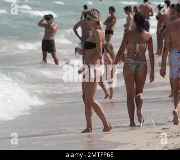 Die italienische Schauspielerin Rita Rusic sah sich in Miami Beach entspannen und trug einen knappen Bikini. Miami, Florida 21. August 2011. Stockfoto