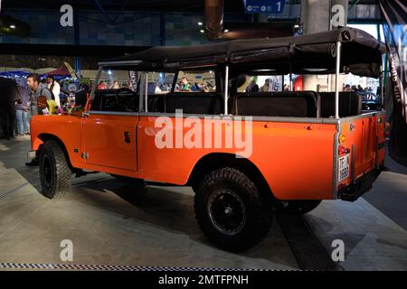 1981 Land Rover Santana auf der Retro Málaga 2023, Spanien. Stockfoto