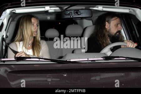 Rob Zombie und seine Frau Sheri Moon Zombie verlassen das Restaurant Madeos und nachdem sie ihr Auto vom Parkservice abgeholt haben, dreht Sheri mit ihrem Mittelfinger auf ein Auto, das ihren Ausgang blockiert. Los Angeles, Kalifornien. 10/25/08. Stockfoto