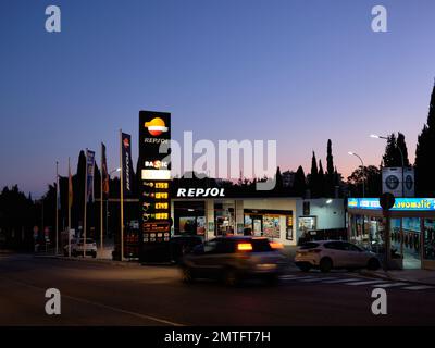 Benalmádena Costa, Málaga, Spanien - 31. Januar 2023. Repsol-Tankstelle. Stockfoto