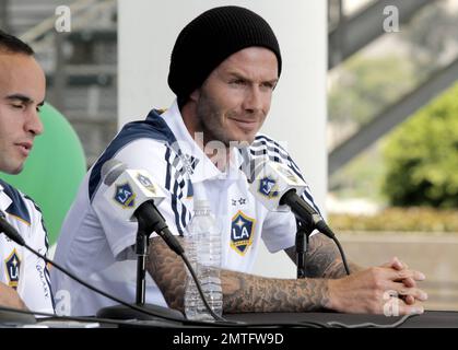 LA Galaxy Cheftrainer Bruce Arena mit den Spielern Robbie Keane, Landon Donovan und David Beckham auf einer Pressekonferenz für Keane, die der FUSSBALLMANNSCHAFT LA Galaxy im Home Depot Center beitritt. Carson, Kalifornien. 19. August 2011. Stockfoto