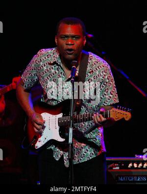 Der weltbekannte Bluesmann Robert Cray lebt in der American Airlines Arena in Miami FL. 10/23/06 Stockfoto