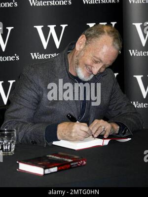 Schauspieler Robert Englund (auch bekannt als Freddy Krueger) unterzeichnet Kopien seiner neuen Autobiografie „Hollywood Monster: A Walk Down Elm Street with the man of Your Dreams“ im Waterstone's Piccadilly in London, Großbritannien. 11/25/09. Stockfoto