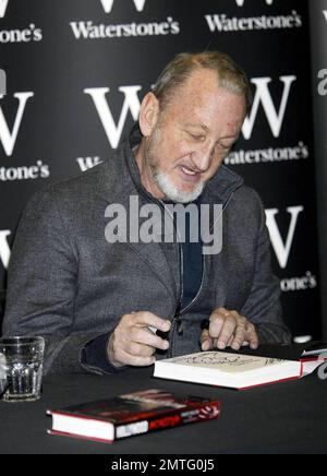 Schauspieler Robert Englund (auch bekannt als Freddy Krueger) unterzeichnet Kopien seiner neuen Autobiografie „Hollywood Monster: A Walk Down Elm Street with the man of Your Dreams“ im Waterstone's Piccadilly in London, Großbritannien. 11/25/09. Stockfoto