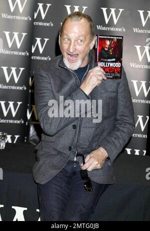 Schauspieler Robert Englund (auch bekannt als Freddy Krueger) unterzeichnet Kopien seiner neuen Autobiografie „Hollywood Monster: A Walk Down Elm Street with the man of Your Dreams“ im Waterstone's Piccadilly in London, Großbritannien. 11/25/09. Stockfoto