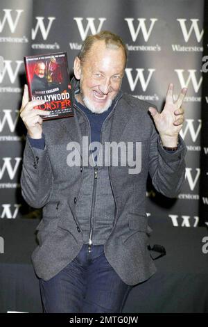 - Schauspieler Robert Englund (alias Freddy Krueger) unterzeichnet Kopien seiner neuen Autobiografie "Hollywood Monster: A Walk Down Elm Street with the man of Your Dreams" im Waterstone's Piccadilly in London, Großbritannien. 11/25/09. Stockfoto